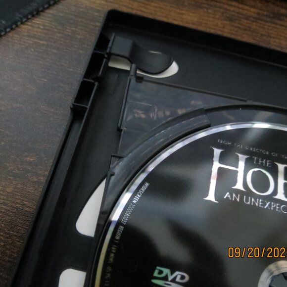The Hobbit an Unexpected Journey 2 disc DVD with jewel case- jewel case has flaw - Picture 2 of 4